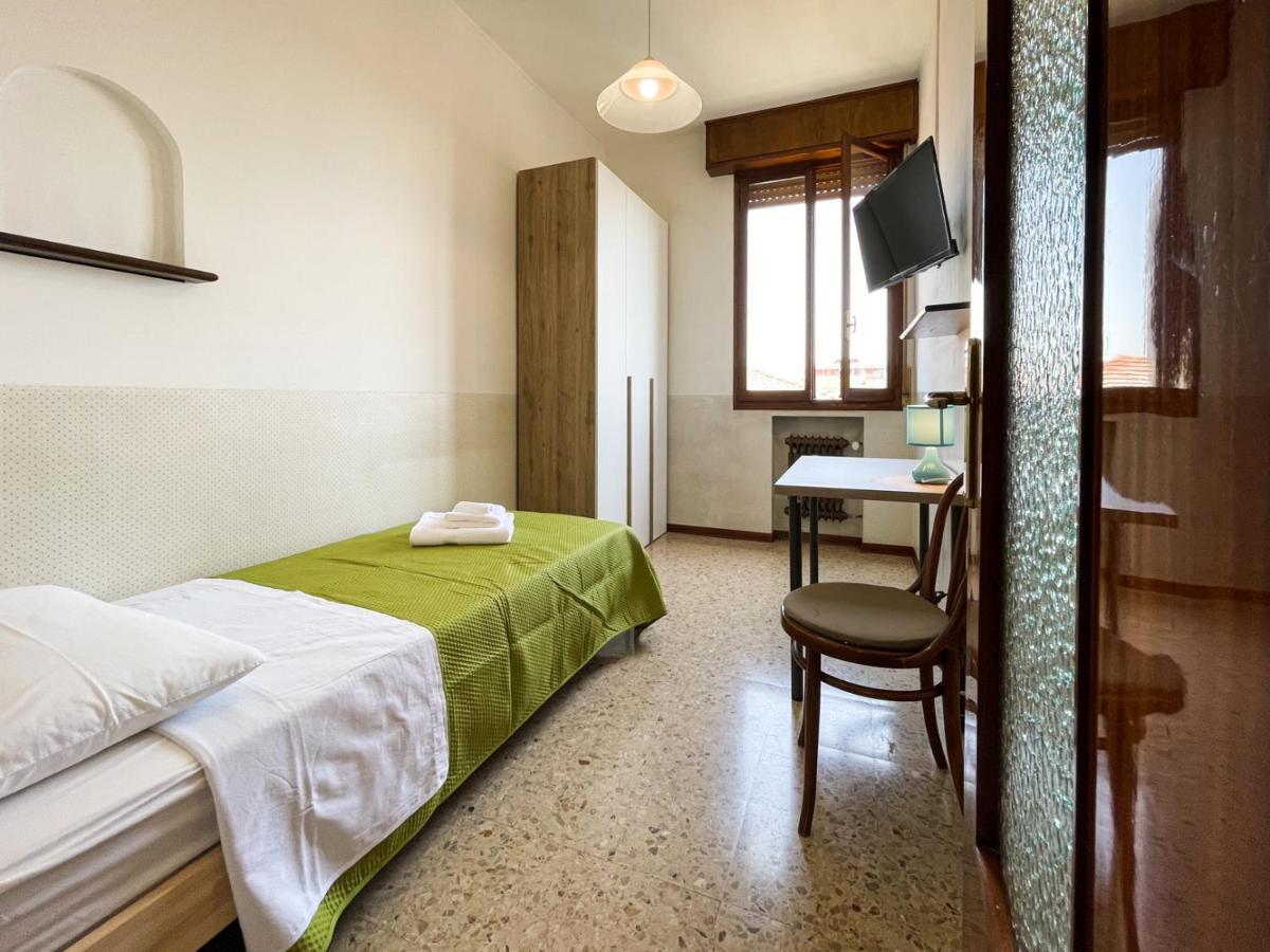 ホテル Casa Gramsci - Affitti Brevi Italia モデナ エクステリア 写真
